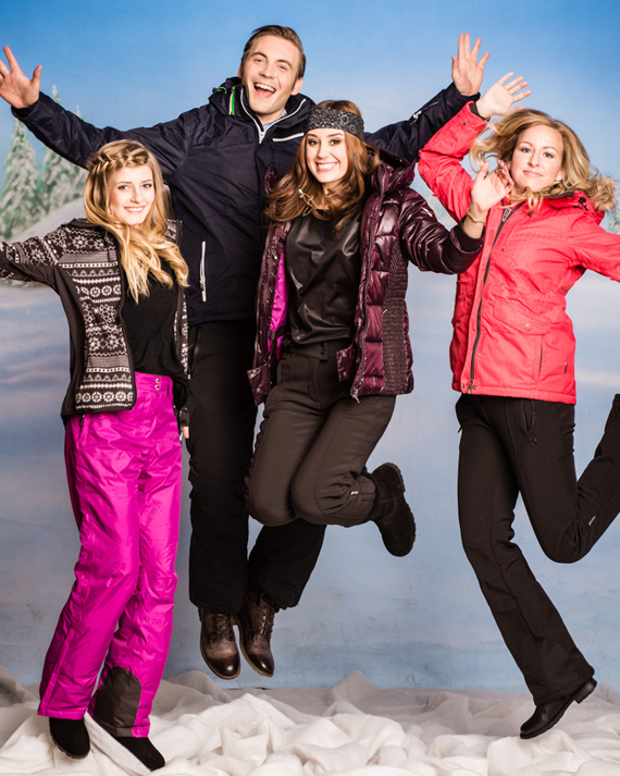 Laura, Martin, Helena und Julia sind stylishen Outfits und zum Skispringen bereit.
