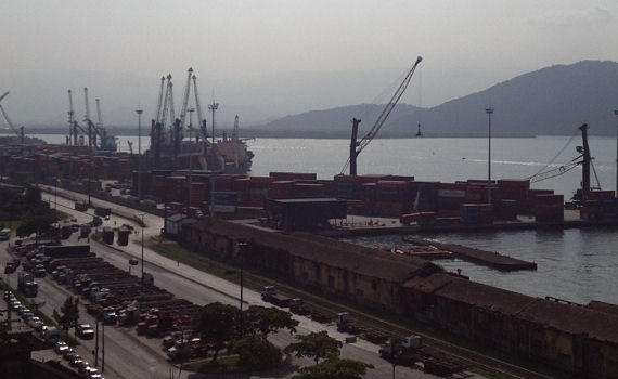 Hier blicken wir auf den Hafen von Santos...