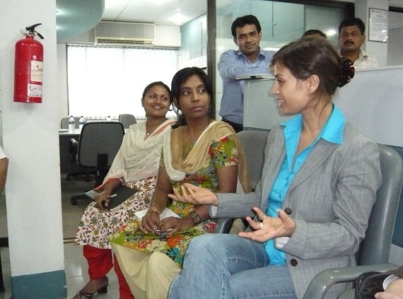 Tchibo Mitarbeiterin Nanda Bergstein im Gespräch mit Näherinnen aus Bangladesch.