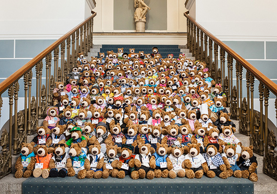 Puh, 140 Brumm-Bären mit Besucher Ausweis zu Besuch in der Hamburger Handelskammer