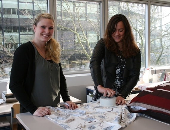 Die Tchibo Qualitätsplanerinnen Vanessa Daniel und Marianne Kaske beim Bettwäsche-Qualitätscheck