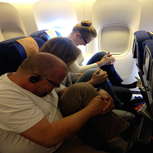 Damit die Zeit schneller verging, probieren wir die „I fly safe“ App aus – Dehnungsübungen im Flugzeug wirkten Wunder