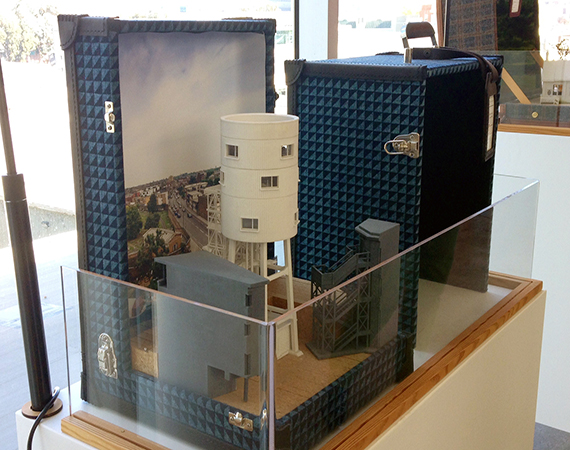 Ein Koffer Urlaub: AirBnB präsentiert seine spektakulärsten Unterkünfte, zum Beispiel ein Apartment im Wassertank, in Form von originalgetreuen 3-D-Modellen in reiseaffinen Koffer-Installationen