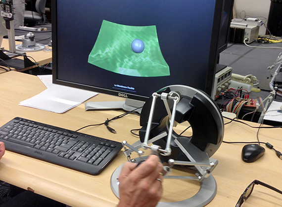 Dank haptischer Joysticks lassen sich unterschiedliche Oberflächen und Konsistenten simulieren. Robotics Department, Stanford University, CA