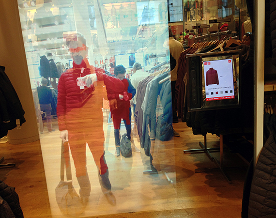 Per Knopfdruck die Farbe ändern: dank virtuellem Spiegel beim Modeunternehmen Uniclo schon möglich. Uniclo, San Francisco, CA