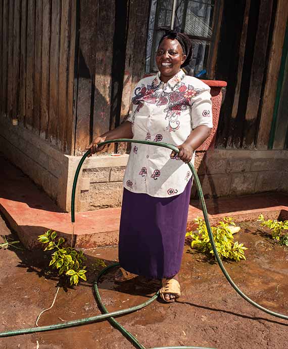 Mount Kenya Project: Wasseranschluss für Farmerfrauen (im Bild Purity Muthoni)