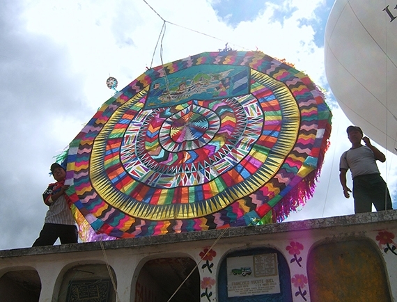 Jedes Jahr zum Todos los Santos, dem Pendant zum Allerheiligen, werden riesige Drachen aus Papier hergestellt. Sie symbolisieren die in Richtung Himmel fliegenden Seelen der Toten.