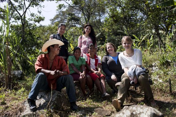 Ilario, Maria-Elena und Anna-Maribel Perez-Vasquez, Anna-Kristin und Lily von Save the Children, Nelli und Sabrina von Tchibo.