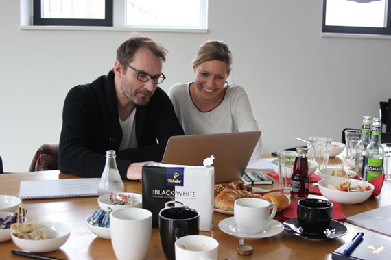 Katharina Reichel, Tchibo Head of International Marketing, mit Willy Kaussen (Scholz & Friends) beim PPM (Preproduction Meeting)
