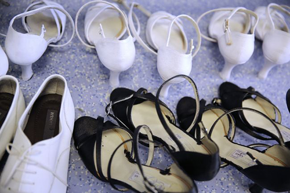 Weiße Schuhe, schwarze Schuhe: Ausschnitt des Umkleideraums der Stylistin