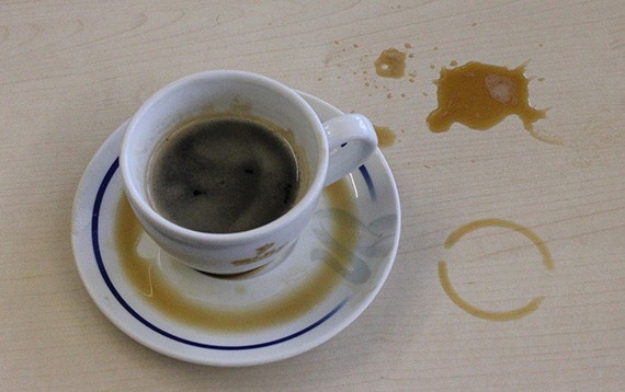 Übergeschwappt: Eine fast banale Kaffee-Alltagssituation kann auch wissenschaftlich betrachtet werden
