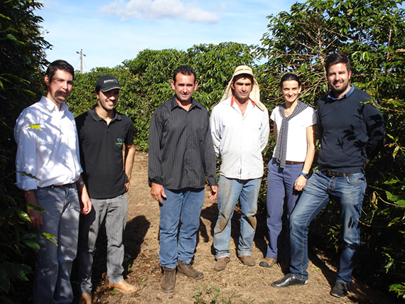 Austausch mit Kaffee-Farmern einer Fairtrade Kooperative auf deren Plantage bei Poço Fundo (Minas Gerais). Ganz rechts: Markus Meusburger