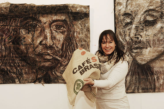 Die Künstlerin Nicola Rübenberg mit ihrem Material: Original Hamburger Kaffeesack