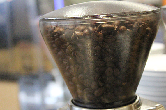 Für die Zubereitung geht die Barista so vor: Für jede Portion mahlt sie die Kaffeebohnen frisch, 10 Gramm pro Tasse.