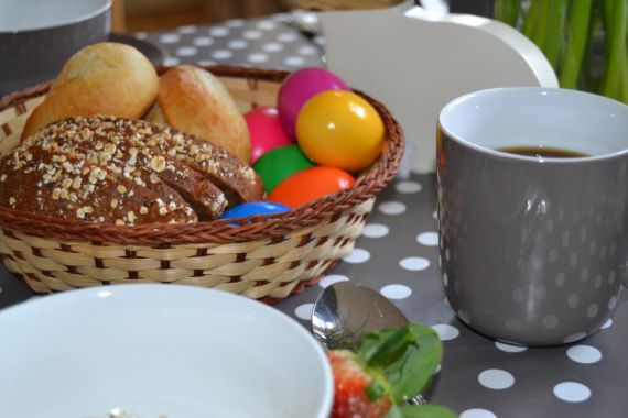 Bunte Eier, Brötchen, Brot und Kaffee sind die richtigen Begleiter, um das Osterfest einzuläuten.