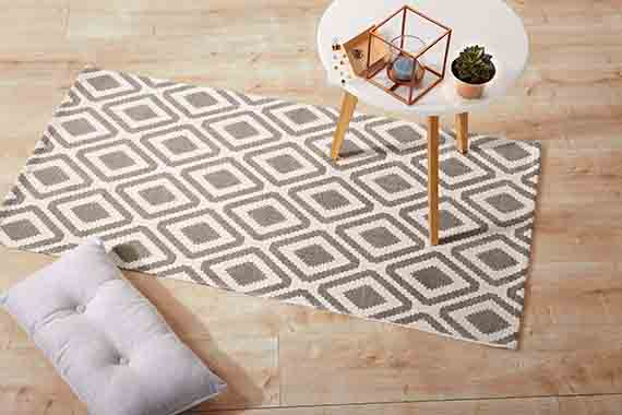 Tipp von Bloggerin Renate: Ein schöner Muster- und Materialmix hilft das Schlafzimmer harmonisch aussehen zu lasen.