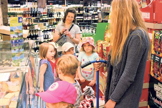 Sasel, Lukas Kita: Müllfreies Einkaufen - wie geht das? Im Supermarkt suchen die Kinder der Lukas Kita nach verpackungsarmen Produkten - hier an der Käsetheke. Quelle: Heimat Echo