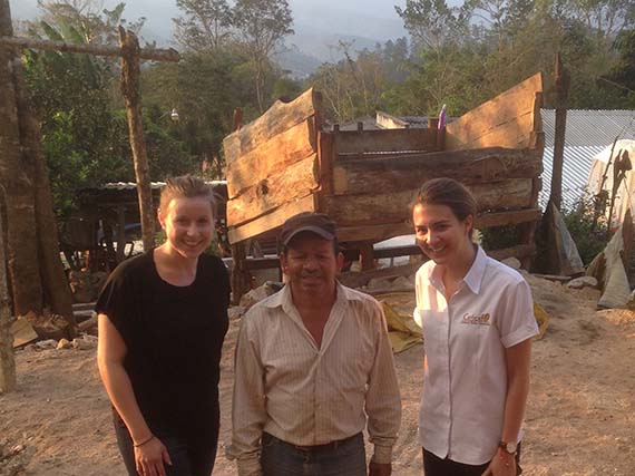 Theda Viets (l.) und Christel Krupp (r.) zu Besuch auf einer Kaffeefarm in Honduras.