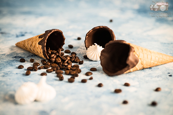 Eiswaffeln mit Schokolade auskleiden und den Eiskaffee daraus genießen. Lecker!