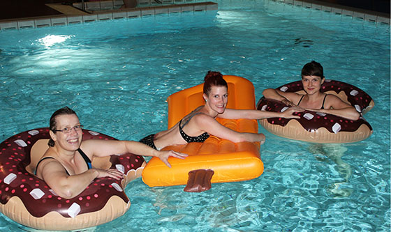 Karin Bringe, Michaela Truscheit und Ann-Katrin Hahne (v.l.n.r.) nutzen regelmäßig das Tchibo Freizeitzentrum. Begeistert sind sie auch vom neuen Wasserspielzeug.