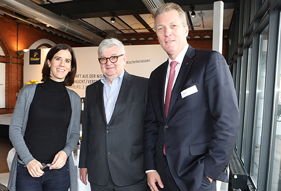 Katja Suding, stellvertr. Bundesvorsitzende FDP, mit Joschka Fischer und Thomas Linemayr.