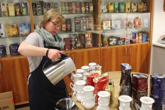 Birgit Ketelsen gießt bei Tchibo täglich Hunderte Tassen Filterkaffee auf.