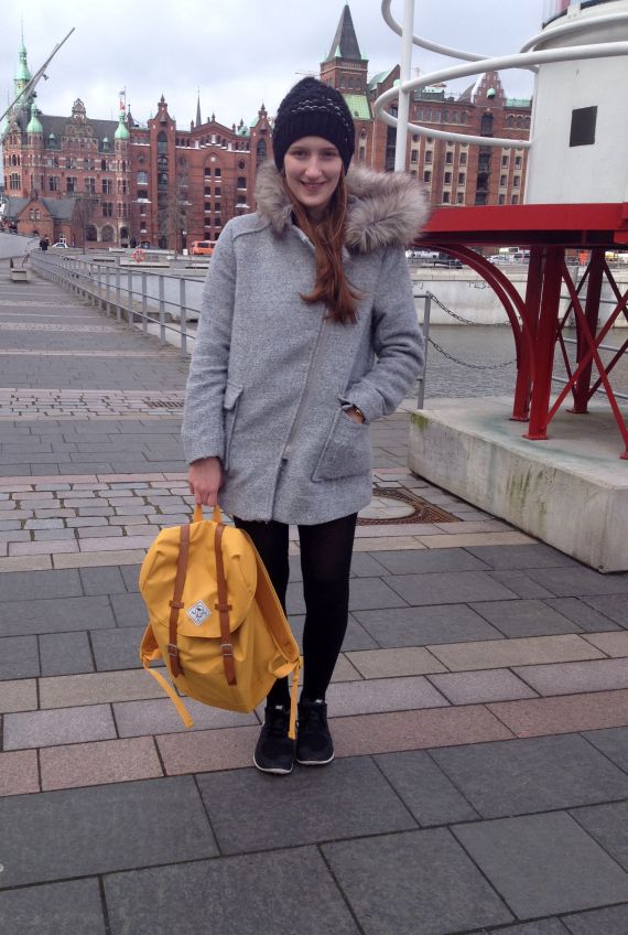 Charlotte aus Bottrop ist verliebt in Hamburg und die gelbe Variante unseren tollen Rucksacks.