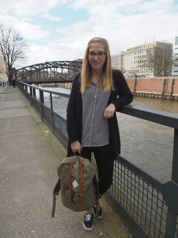 Maris aus Hannover entscheidet sich zu ihrem Look für den khaki-farbenen Heritage Rucksack.