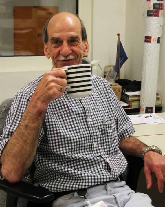 Dieter Kisinski, Teamleiter Warenannahme, freut sich riesig über eine große Tasse Kaffee. Er trinkt so um die 7-8 Tassen am Tag – immer schwarz, außer morgens, dann gibt’s den Kaffee mit Zucker.