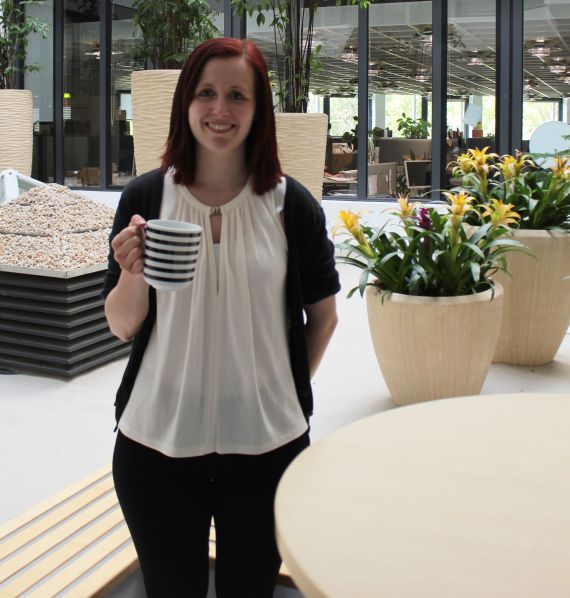 Kristiane Dammann, Praktikantin im Bereich Corporate Communications, genießt ihren schwarzen Ostfriesen-Tee aus einem schwarz-weiß gestreiften Kaffeebecher (die gab‘s mal bei Tchibo). Sie würde sich daher über XL-Kapseln für Tee freuen.
