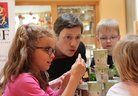 Beratung: Johannes Büchs bespricht mit den Kindern das Frühstück.