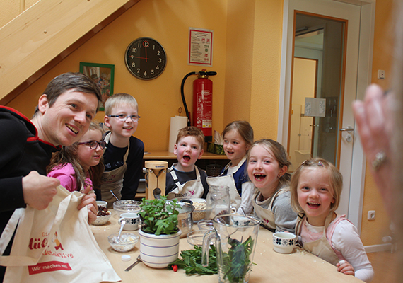 Satt und zufrieden: die Kinder und Johannes Büchs genossen ihr müllfreies Frühstück!