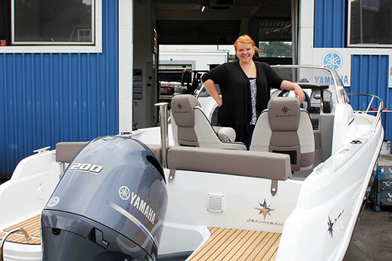 Dorina genießt den Luxus an Bord der Cap Camarat 6.5 WA