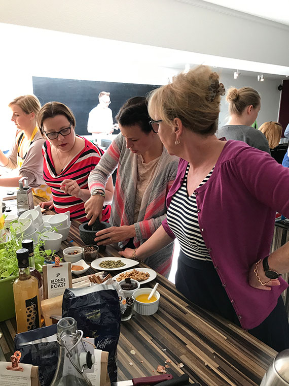 Foodbloggerinnen halfen bei der Zubereitung des Kaffee-Risottos.
