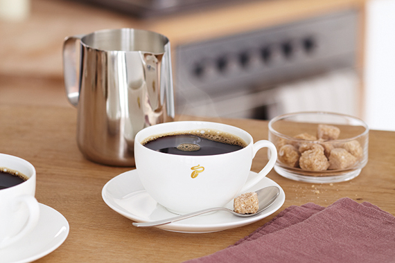 Zu dünn gebrühter Filterkaffee wird als Blümchenkaffee oder Schwerterkaffee bezeichnet