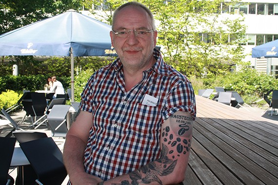 Michael Bätjer zeigt seine Verbundenheit zu Tchibo mit seinen Kaffee-Tattoos.