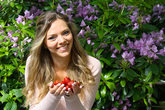 Praktikantin Jenny freut sich über den Start der deutschen Erdbeersaison