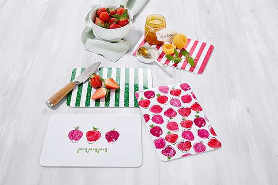 Set aus vier Schneidebrettern mit Erdbeer-Print