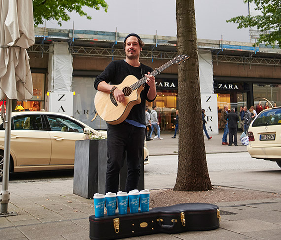 Straßenmusiker Benne singt gegen Müllberge