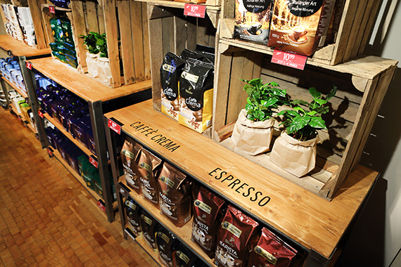 Die Tchibo Kaffee-Klassiker - schick in Holzkisten präsentiert - werden ebenso angeboten.