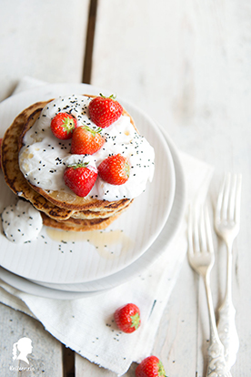 Vegane Pancakes mit saisionallen Erdbeeren