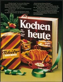 Link: Großansicht des Bildes - Bildinhalt: Ein aufrechtes Buch mit weißem Titel „Kochen heute – Feinschmeckers Genusskochbuch“ steht im Hintergrund. Links ragt eine gestreifte Kaffeedose „Tchibo Gold Mocca“ empor.
