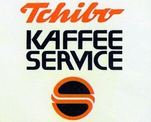 Link: Großansicht des Bildes - Bildinhalt: Grafisches Logo auf hellem Grund: Oben in geschwungener, oranger Schrift das Wort „Tchibo“, darunter in schwarzen Blockbuchstaben „KAFFEESERVICE“.