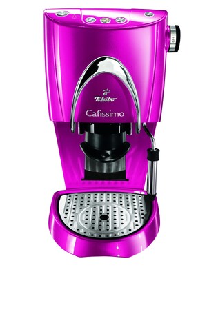 Link: Großansicht des Bildes - Bildinhalt: Magenta-farbenes Tchibo Cafissimo Kapsel­kaffee­gerät mit silbernem Griffdetail und Dampf­lanze an der rechten Seite, darüber drei Tasten für verschiedene Kaffee­varianten, darunter ein perforiertes Abtropf­gitter für Tassen.