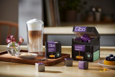 Qbo Biobased Sorte Oro Norino Moodbild mit Kaffee
