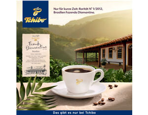 Kaffeetasse vor Plantage mit Tchibo-Werbung