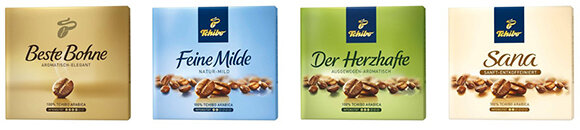 Vier Tchibo Kaffeepackungen nebeneinander