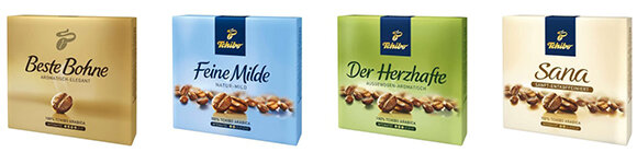 Vier Tchibo Kaffeesortenpackungen nebeneinander