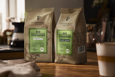 Zwei Packungen Bio-Äthiopien-Kaffee auf Holztisch