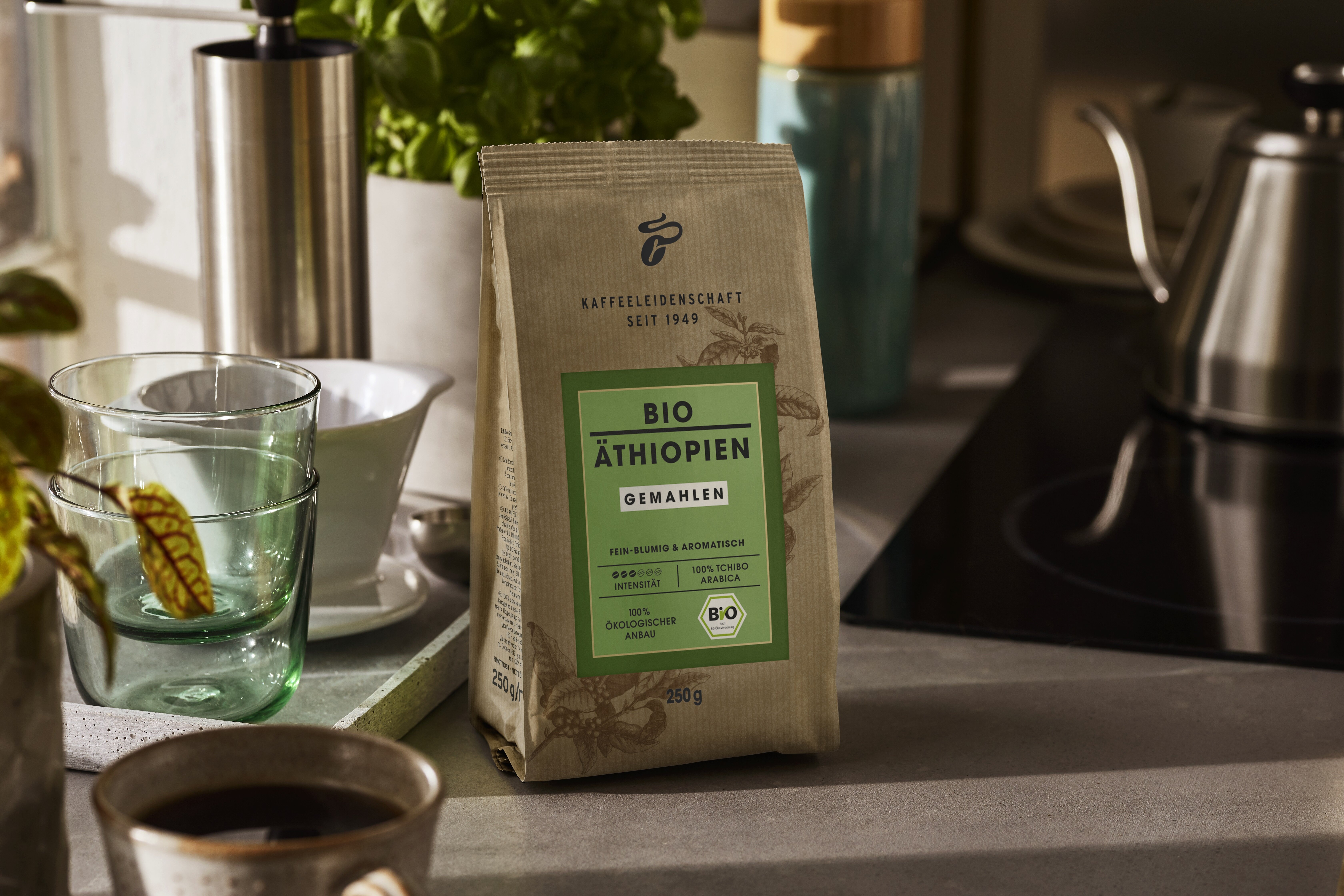 Kaffeepackung „Bio Äthiopien“ auf Küchenarbeitsplatte